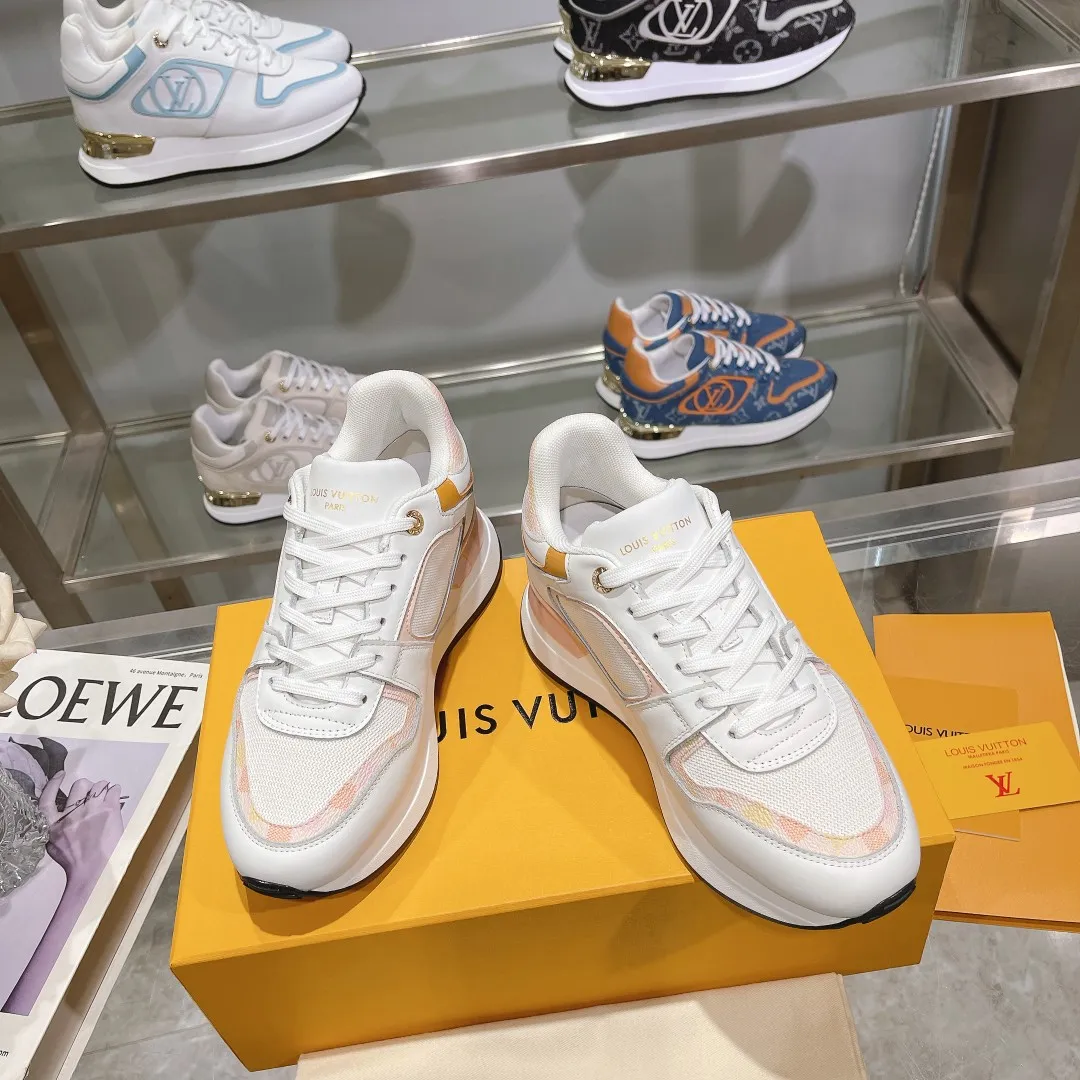 [L Family] P: 760💰Size 35-42 for women, 39-46 for men, (41.42 for women, 45.46 for men, customized) .LV Donkey Brand 🔥🔥LOUIS VUITTON Louis Vuitton's official website synchronizes the 2025 autumn and winter couple's models, which are now on the market, this Neo Run Away sneakers are inspired by running shoes, integrating LV's iconic must-have shoes into the trend. This version is a 1:1 replica of the original version. It is made of two-tone calfskin to highlight its simple lines and unique wedge outsole. Key details include the LV initials on the side and an engraved gold heel stabilizer on the back plus a 2cm hidden insole.
